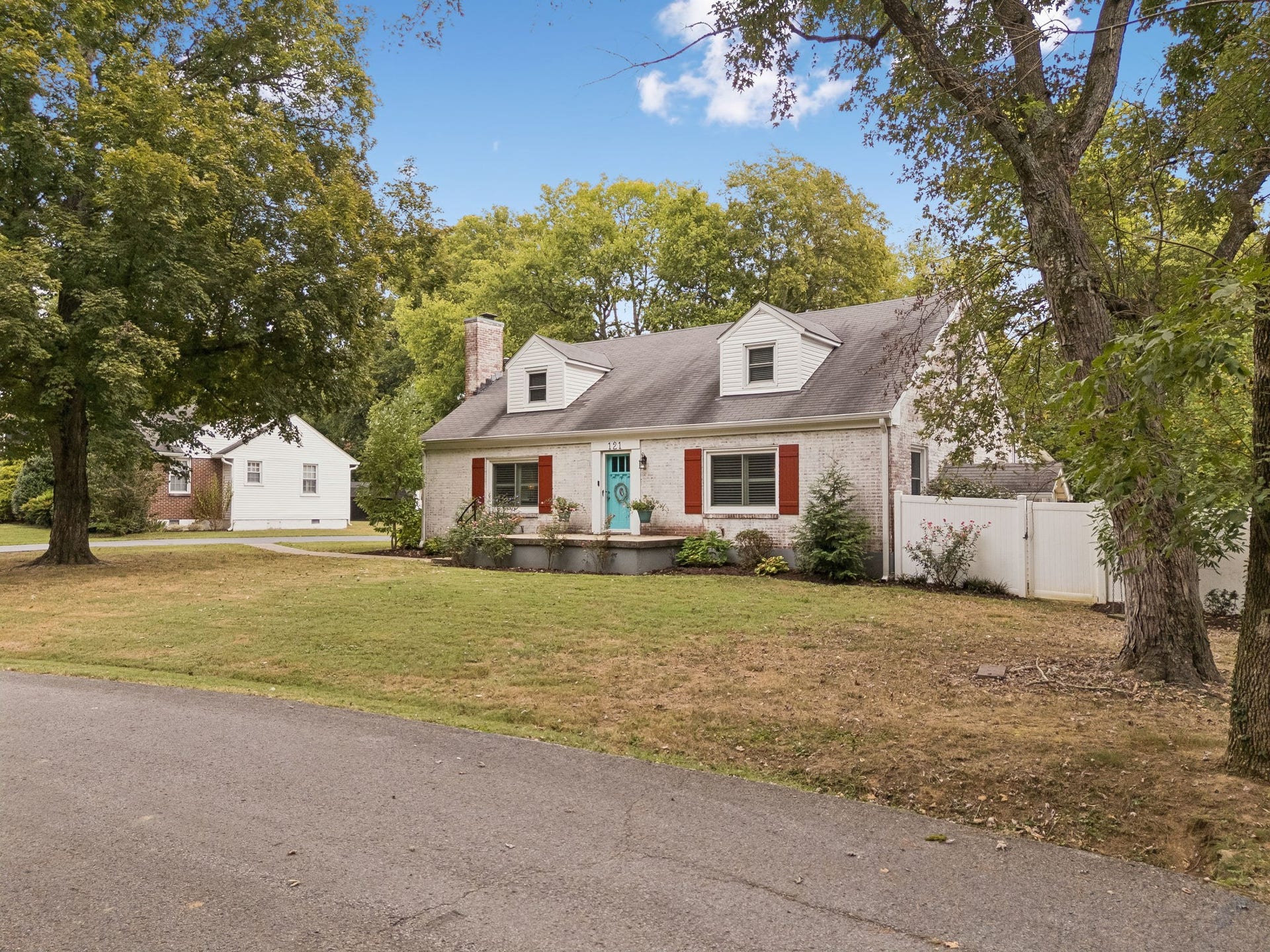 121 Park Cir, Columbia, TN 38401