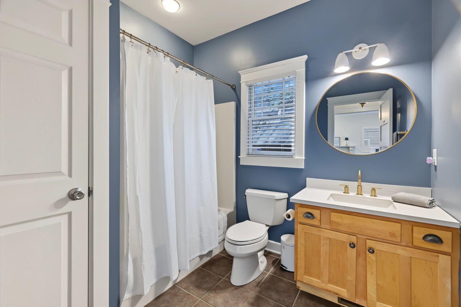1415 Fatherland St, Nashville, TN 37206 2nd full bath