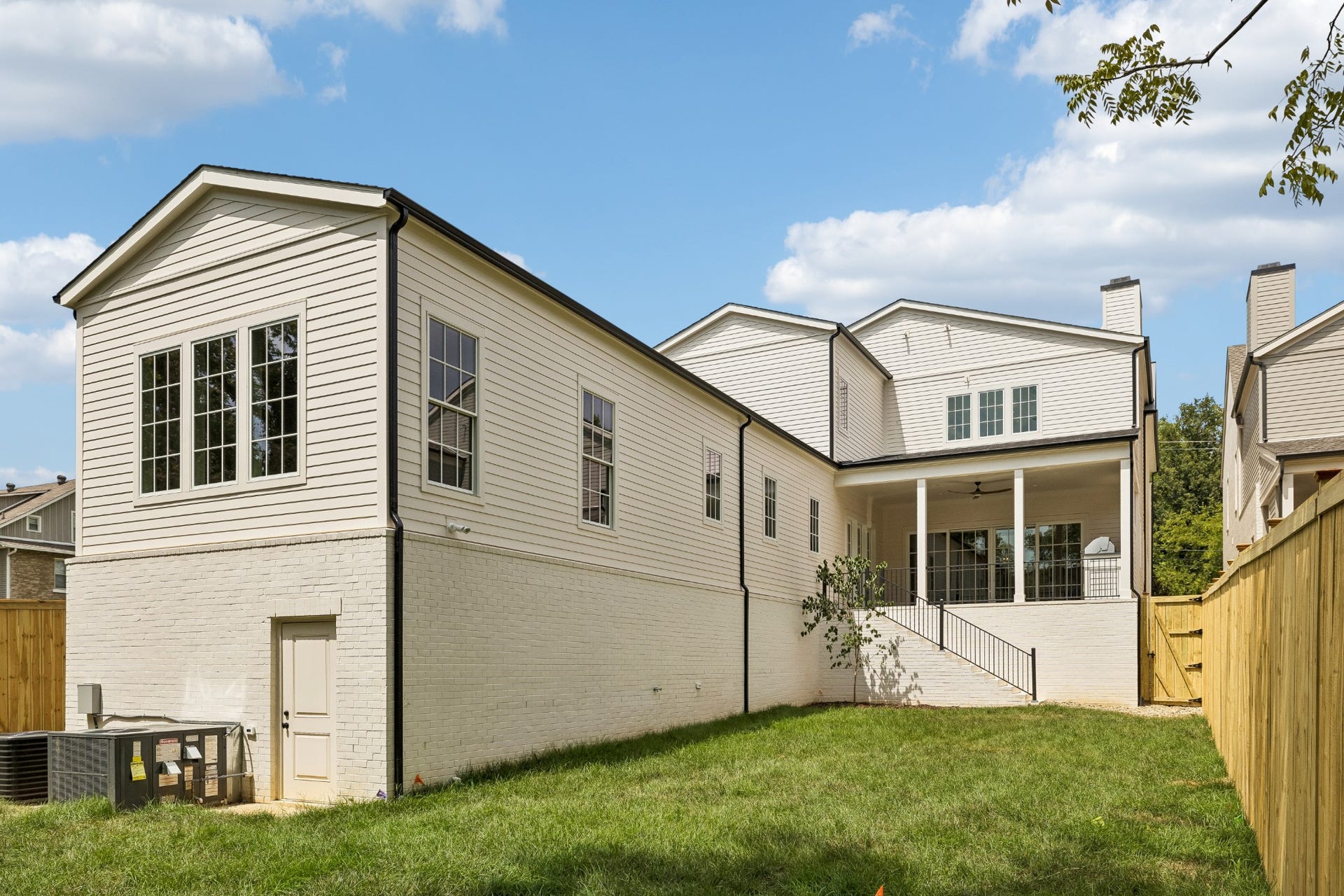 1133 Maplehurst Ln, Nashville, TN 37204 Rare walk-in crawlspace provides convenient ground-level access and valuable additional storagea practical feature that is easy to access without crawling through a traditional crawlspace.