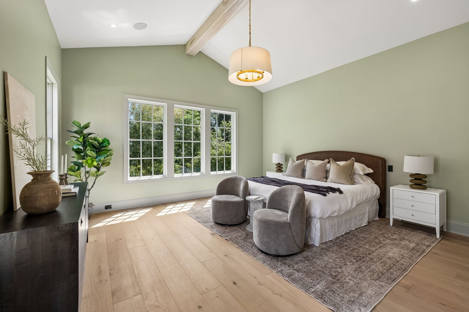 1133 Maplehurst Ln, Nashville, TN 37204 Spacious primary suite features soaring vaulted ceilings, hardwood floors, designer lighting, and a soft, sophisticated color palette.