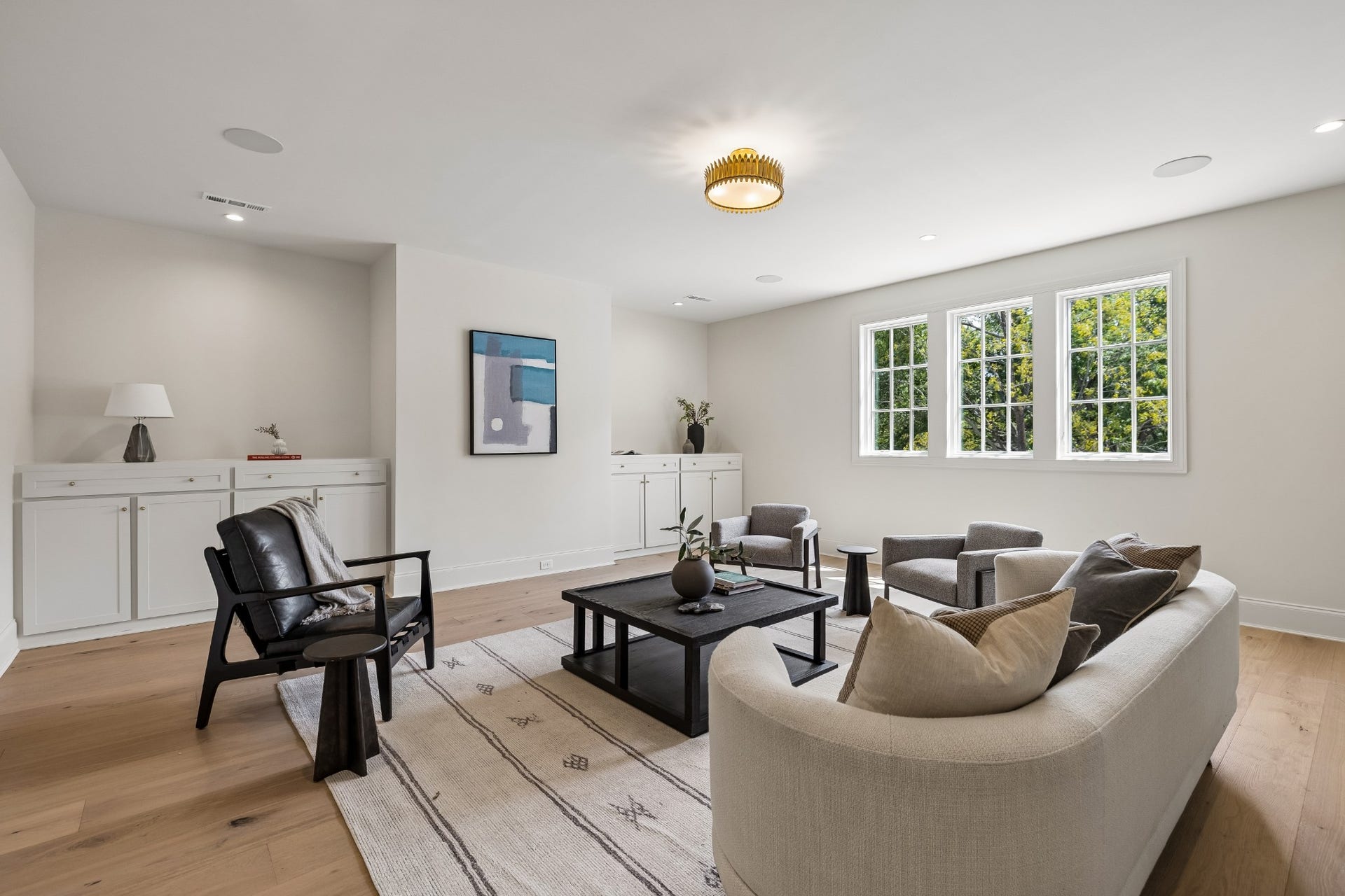 1133 Maplehurst Ln, Nashville, TN 37204 Spacious bonus room offers a comfortable second living area with abundant natural light and plenty of room for relaxing, entertaining, or movie nights.