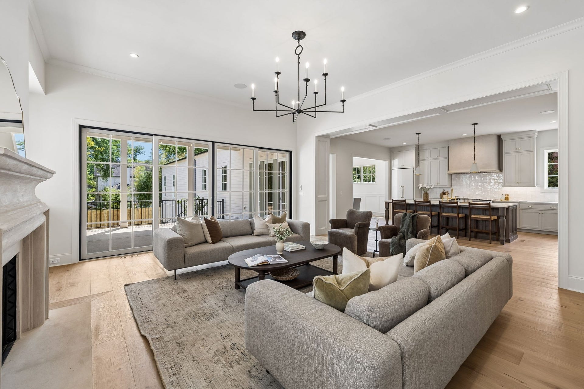 1133 Maplehurst Ln, Nashville, TN 37204 A beautifully balanced great room combines generous proportions, statement lighting, fireplace, custom built-ins, and direct access to the covered porch for exceptional indoor-outdoor living.