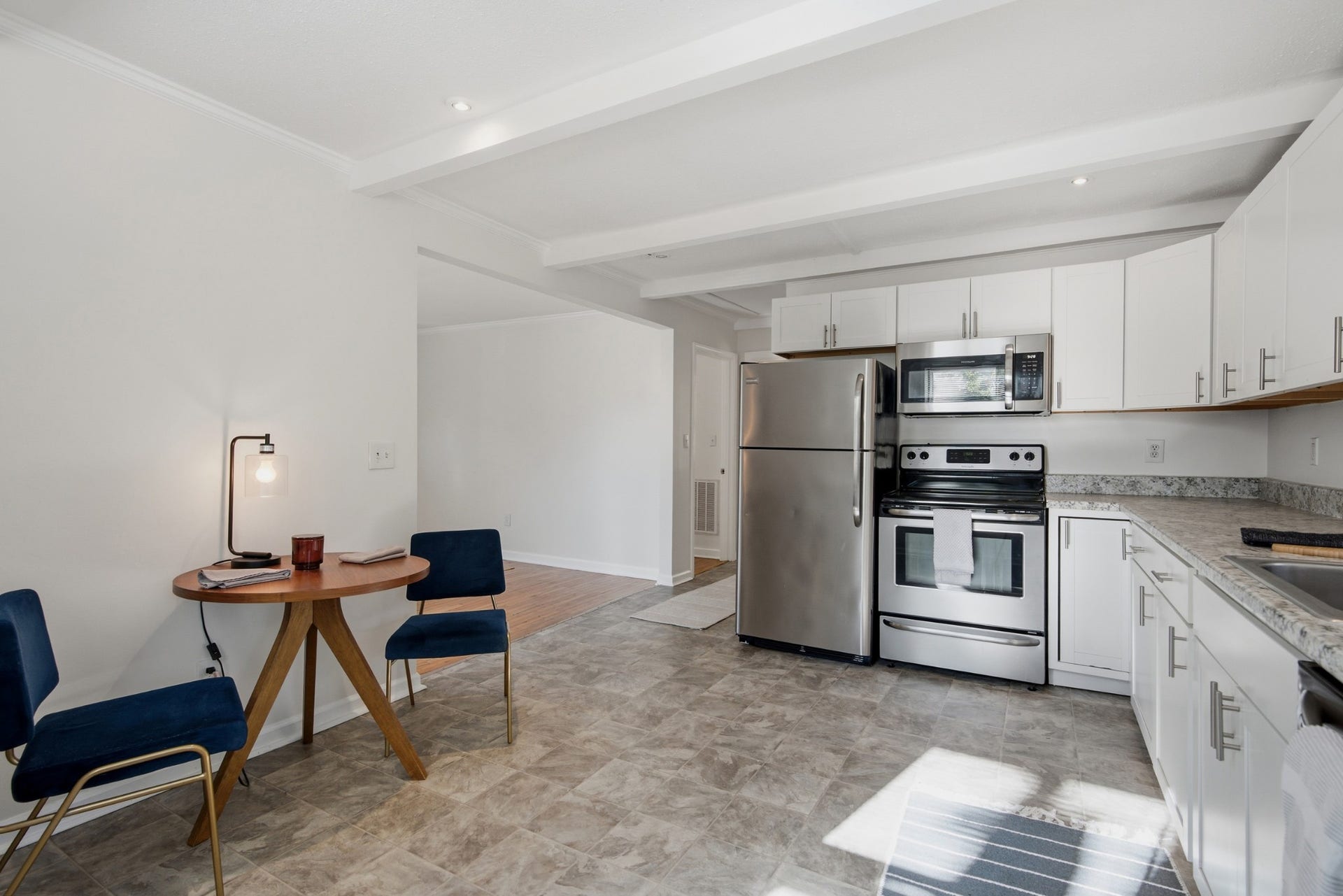 631 Blackstone Ave, Madison, TN 37115 Cozy eat-in kitchen