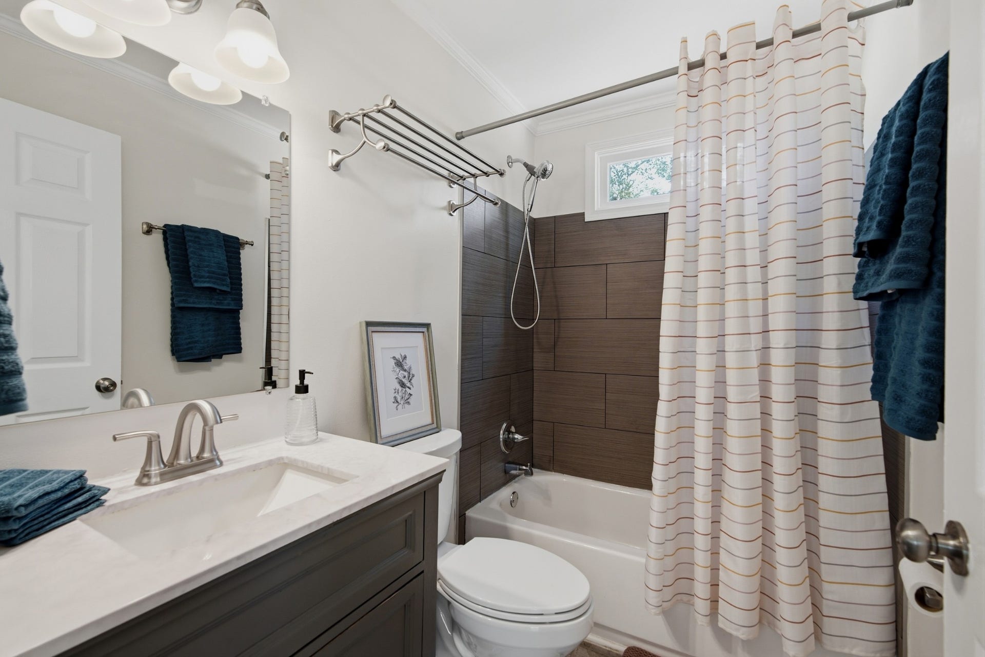 631 Blackstone Ave, Madison, TN 37115 The updated bathroom has a shower/tub combo.