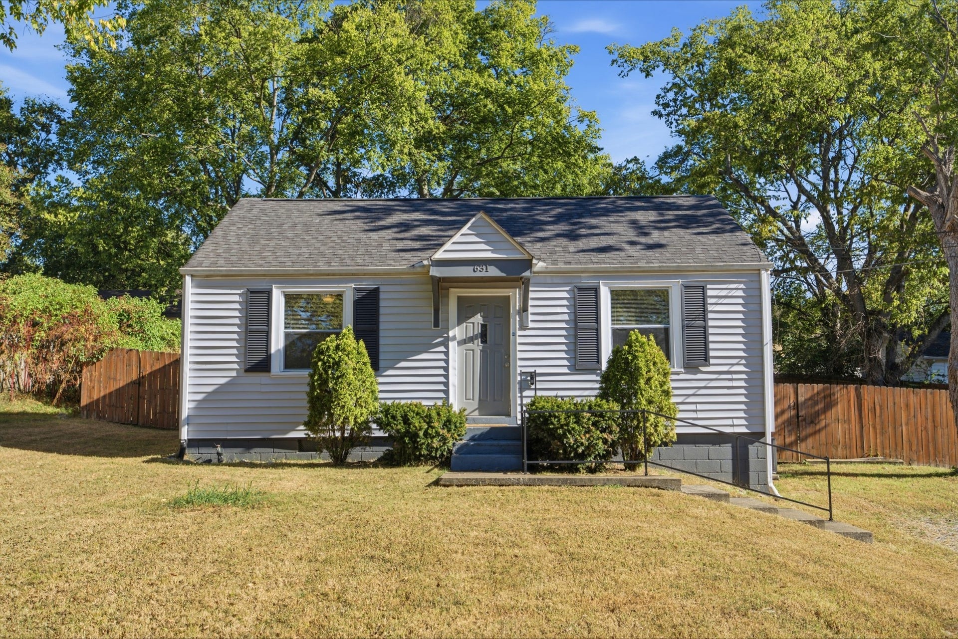631 Blackstone Ave, Madison, TN 37115 Welcome to the adorable neighborhood of Rainbow Terrace in Madison!