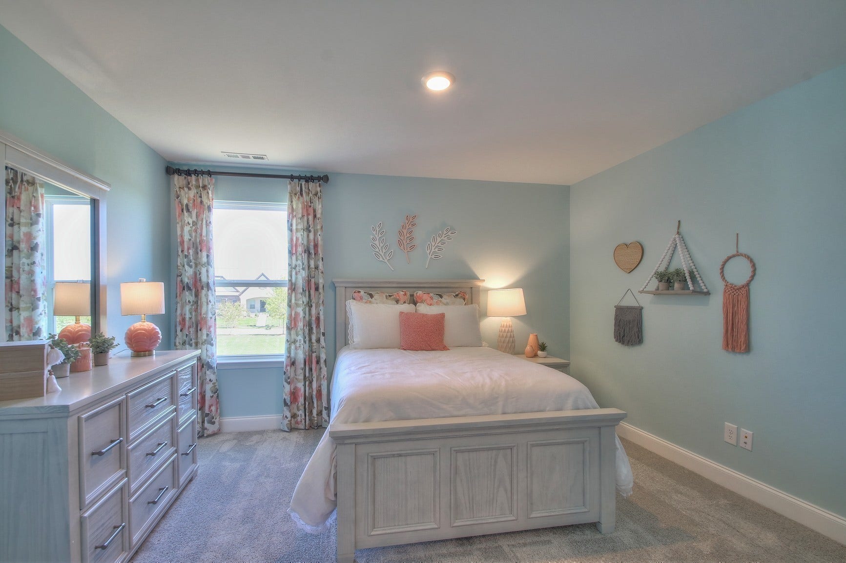 2009 Bennett Creek Dr, Columbia, TN 38401 All photos are of likeness taken from model home; colors and finishes will vary.