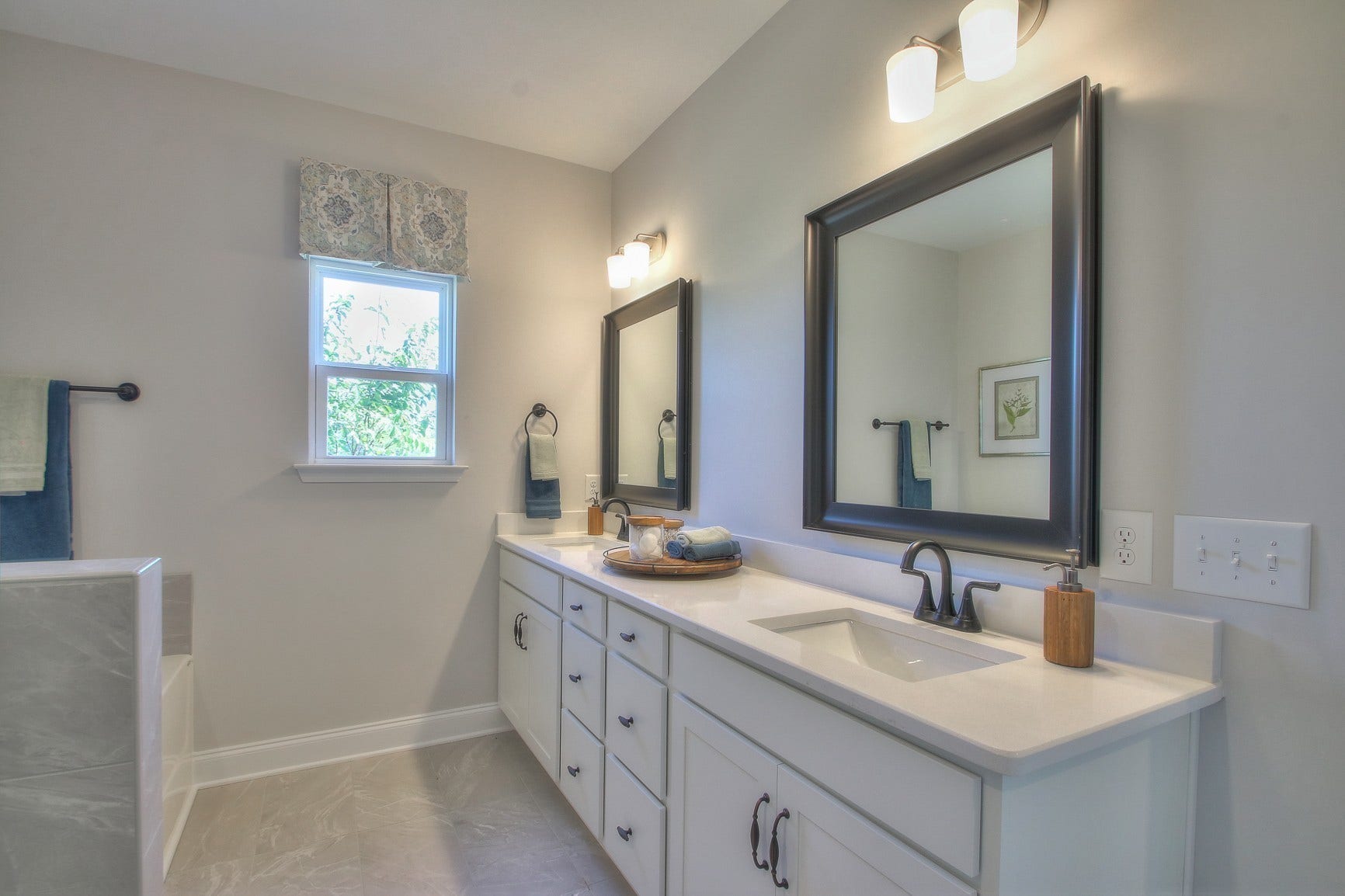 2009 Bennett Creek Dr, Columbia, TN 38401 All photos are of likeness taken from model home; colors and finishes will vary.