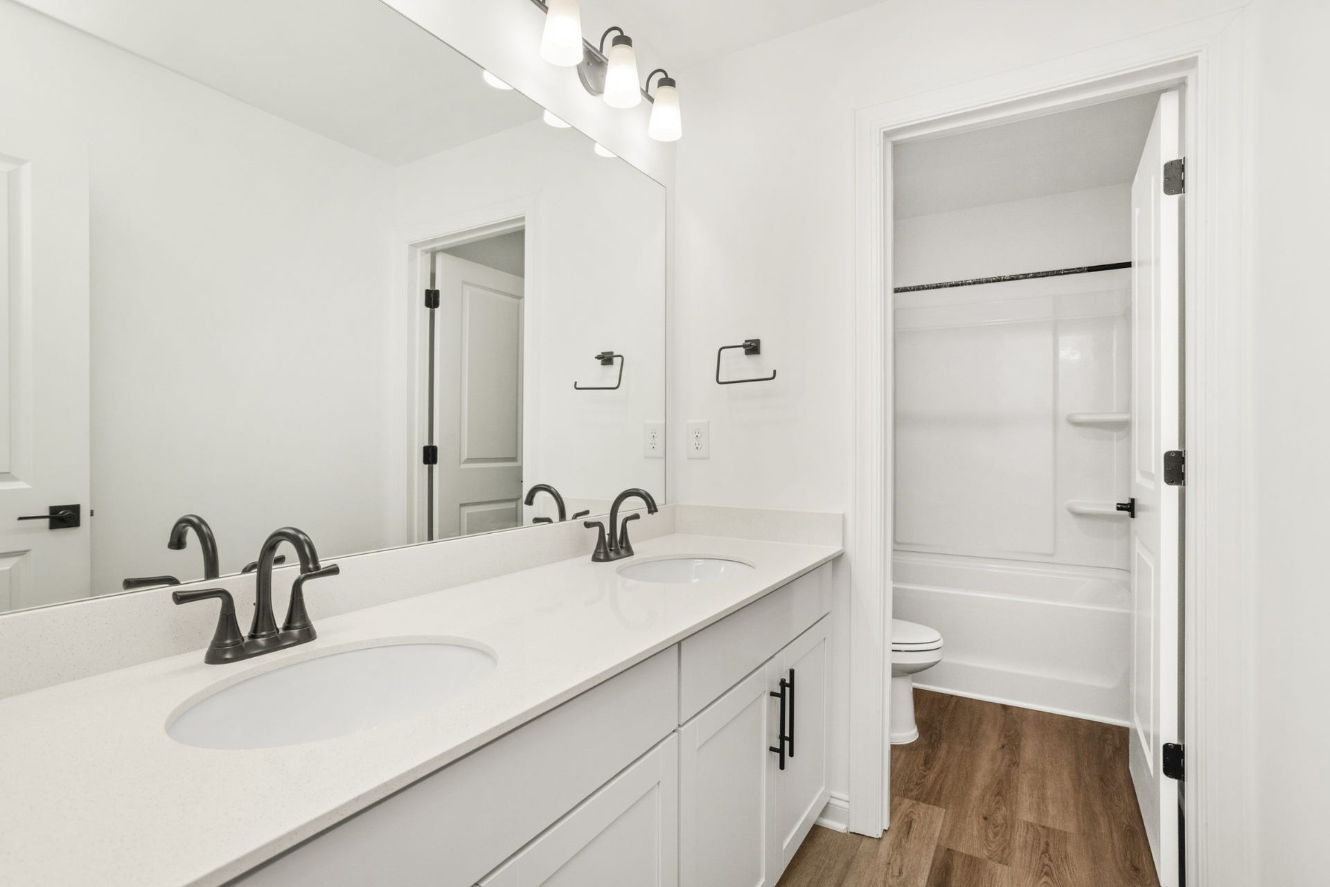 2319 Williamsport Landing, Columbia, TN 38401 2nd floor bath