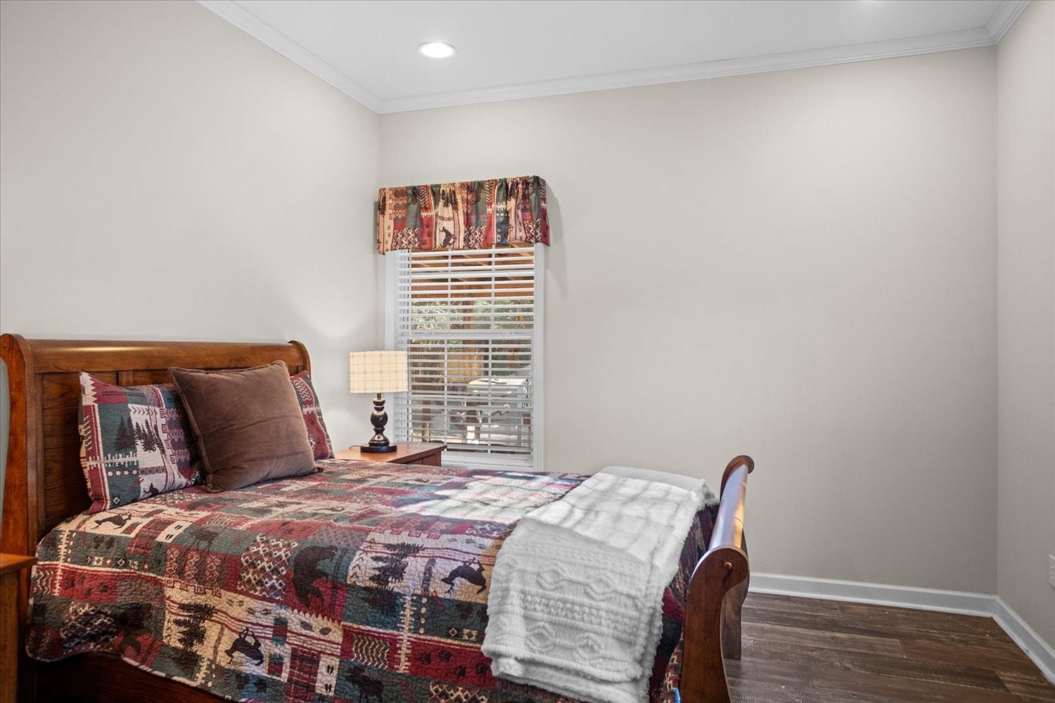 9 ft ceilings in every room!