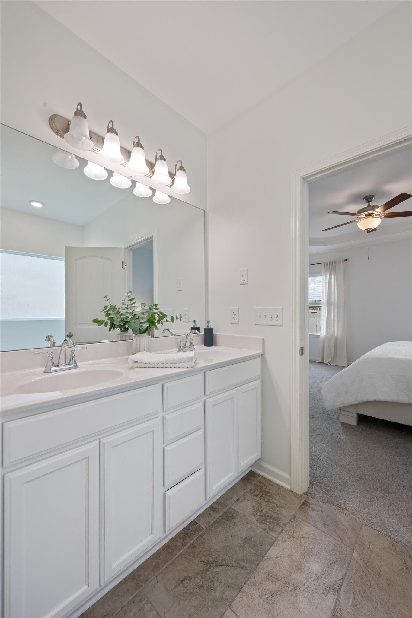 209 Thorpe Dr, Spring Hill, TN 37174 Owner's ensuite bath