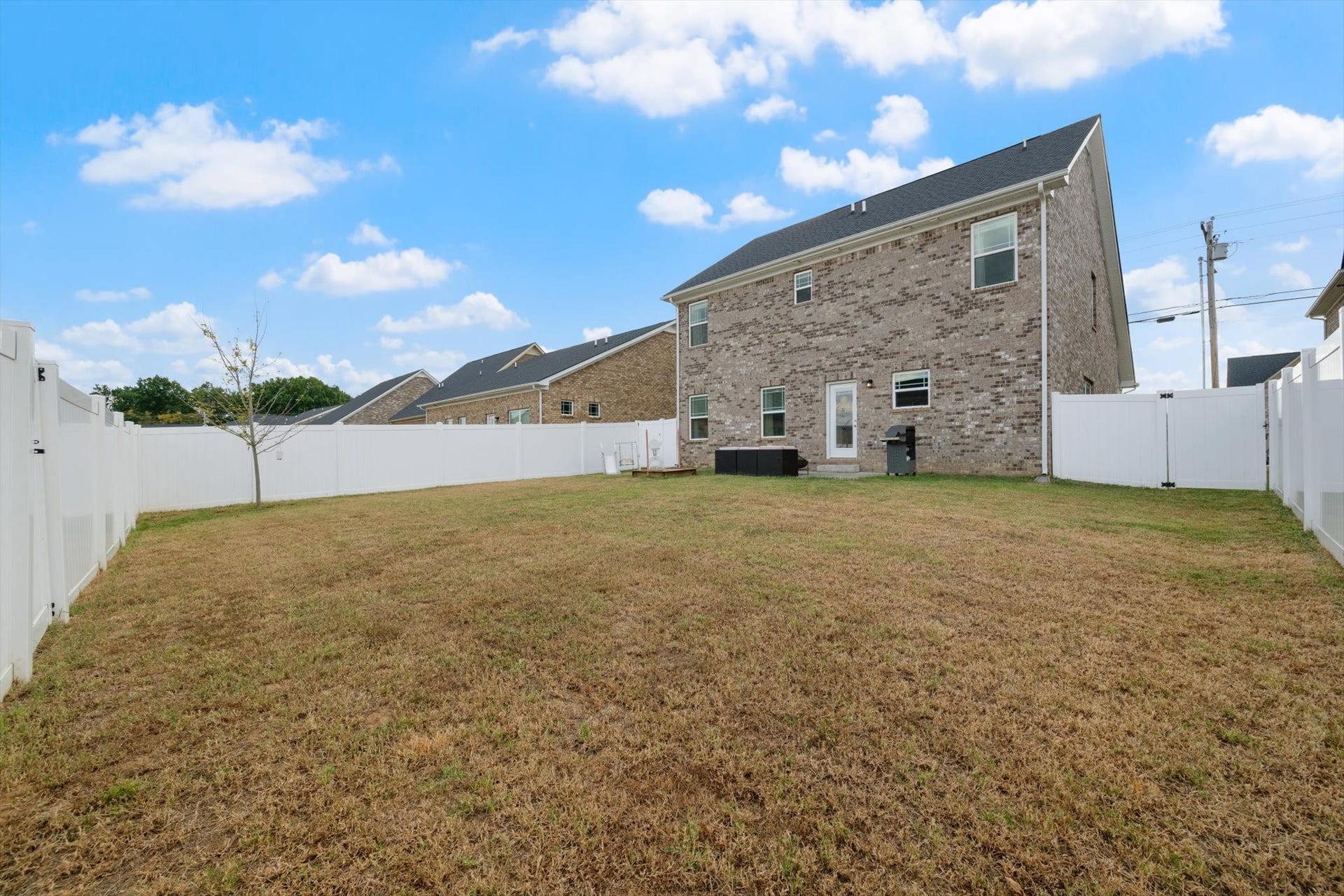 209 Thorpe Dr, Spring Hill, TN 37174 Large, flat, fenced backyard