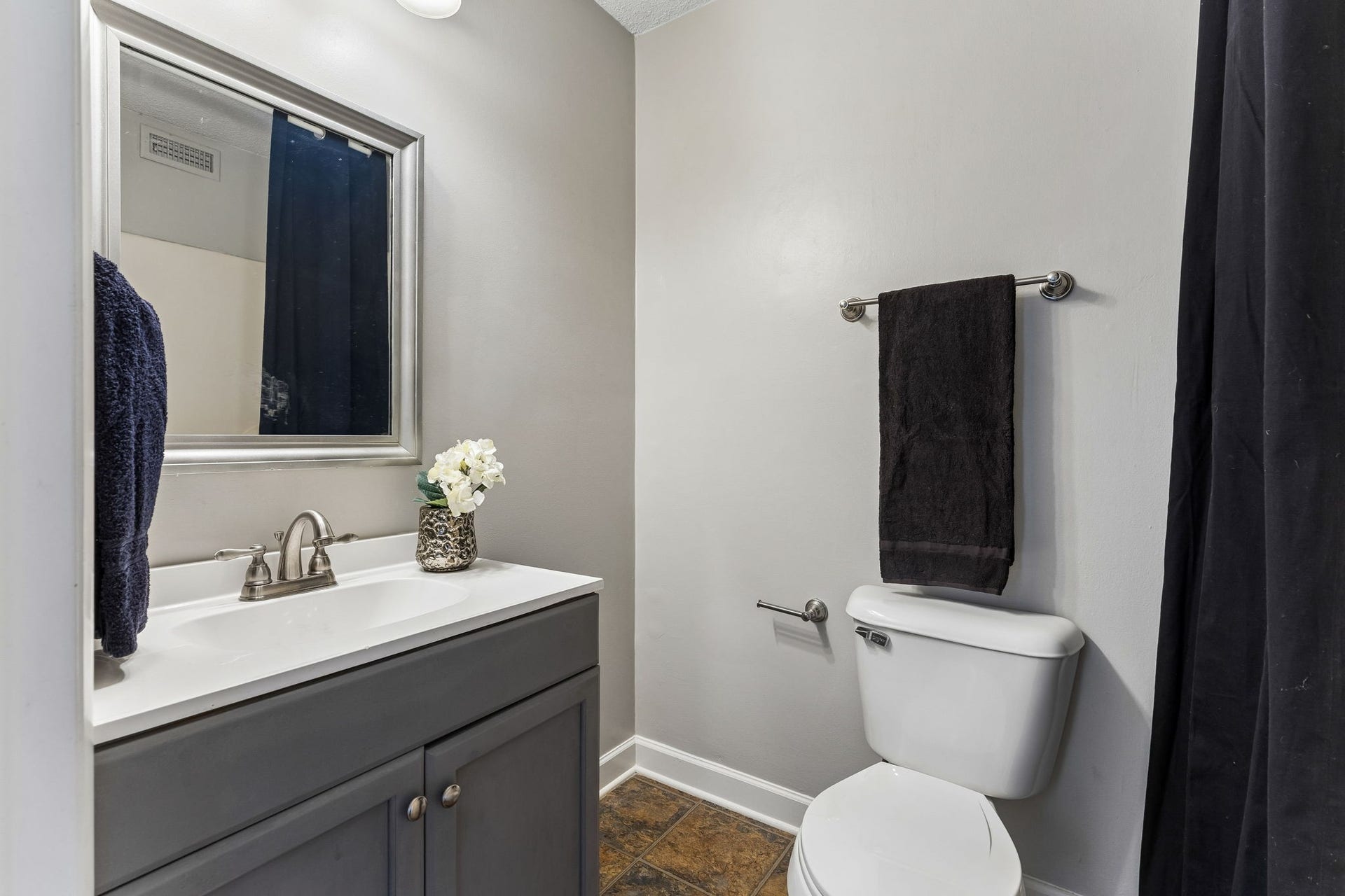 The attached full bath of the owner's suite.