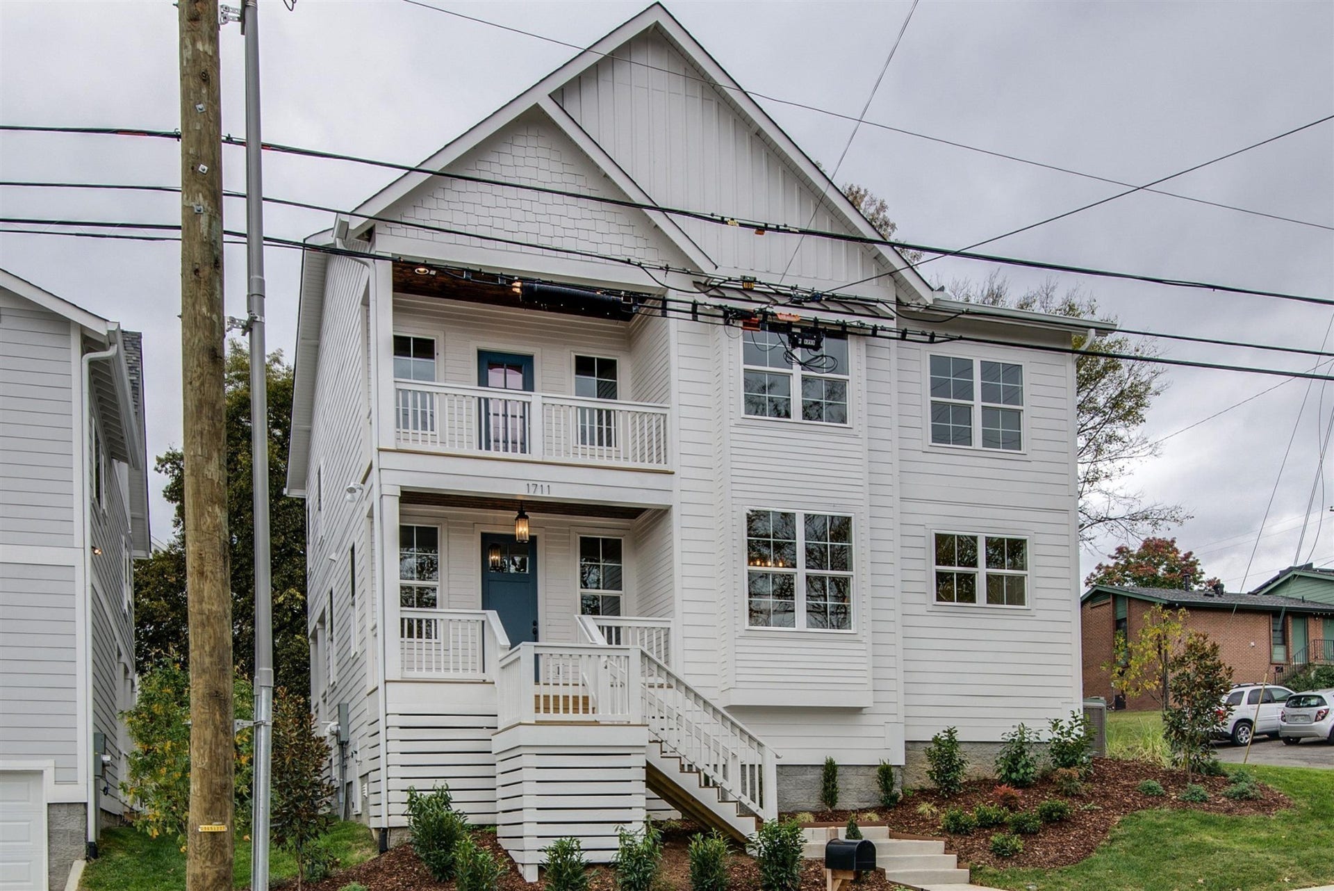 1711 10th Avenue S, Nashville, TN 37203 Gorgeous residence with 4 large bedrooms, hardwood floors, designer finishes in lighting, granite, cabinetry.