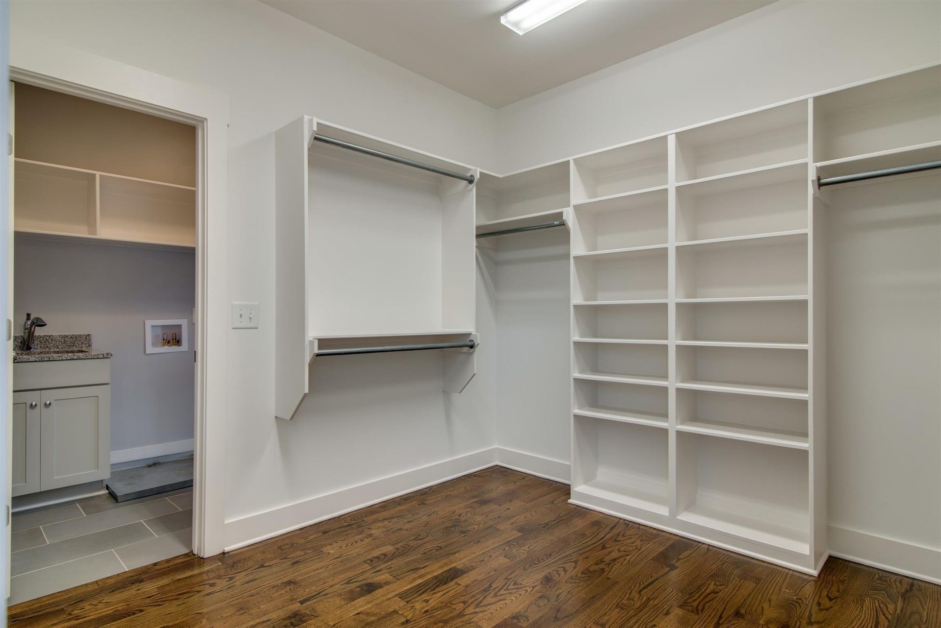1711 10th Avenue S, Nashville, TN 37203 Amazing walk in master closet, adjacent to laundry room.