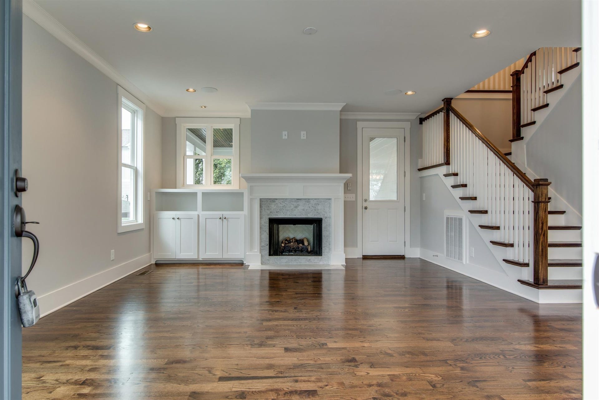1711 10th Avenue S, Nashville, TN 37203 Gorgeous residence with hardwood floors. Living room with fireplace, private covered deck. Open Floor plan.