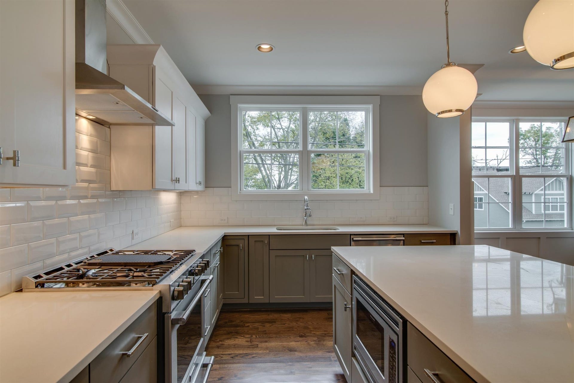 1711 10th Avenue S, Nashville, TN 37203 Hardwood floors in this amazing kitchen, quartz counter tops. Gourmet kitchen.
