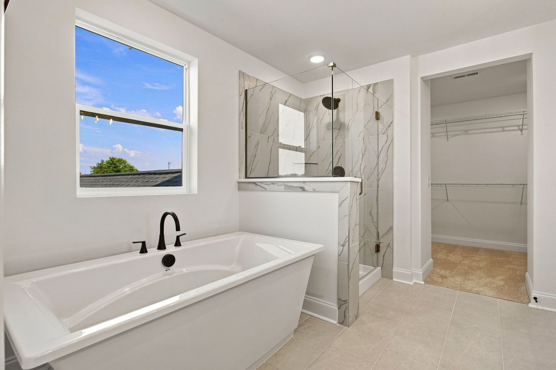 762 Caddy Xing, Columbia, TN 38401 Stand-alone Tub and shower