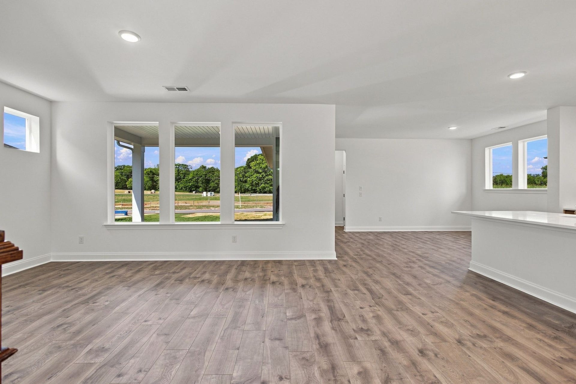 762 Caddy Xing, Columbia, TN 38401 Living room and covered back patio