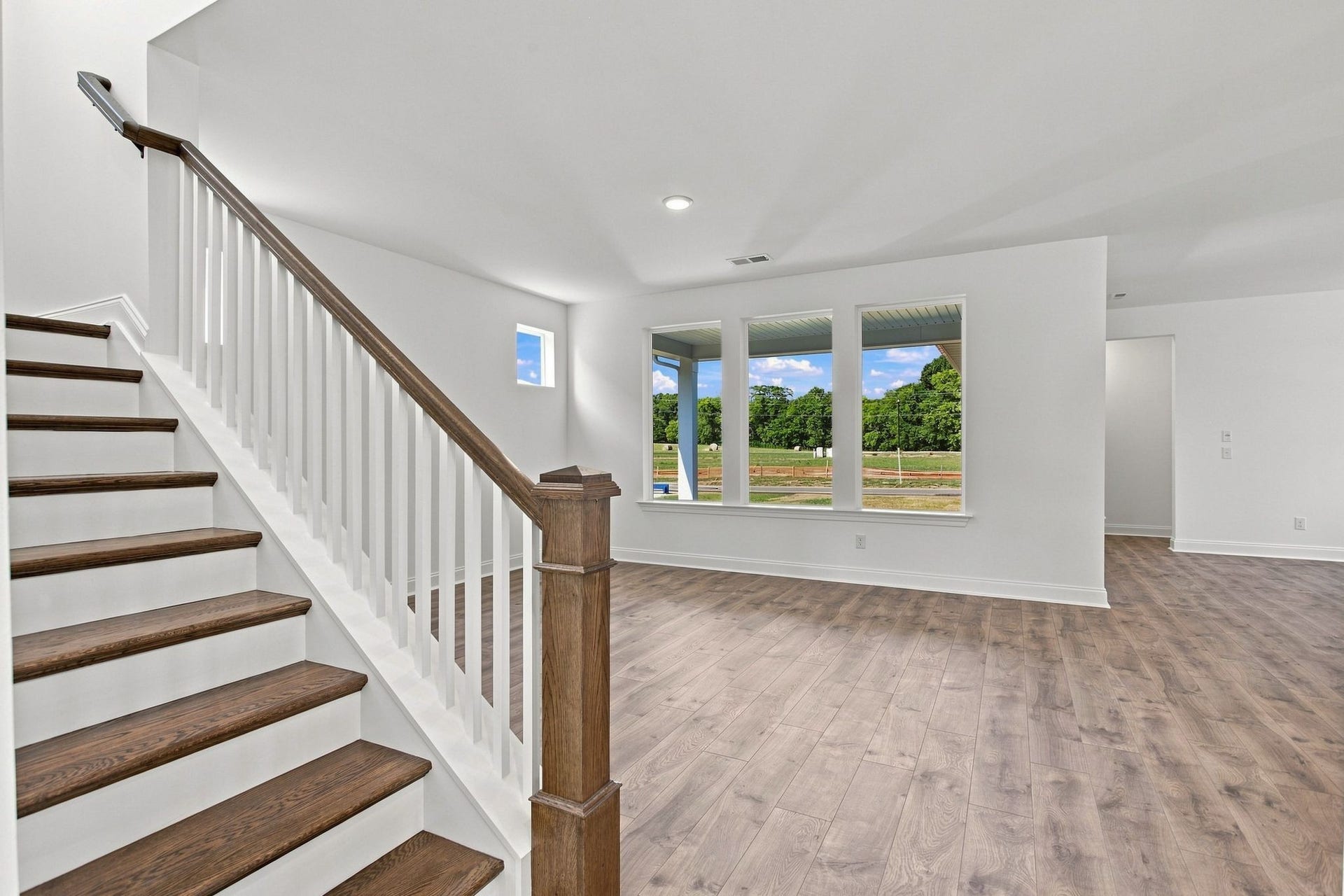 762 Caddy Xing, Columbia, TN 38401 Living room with large windows