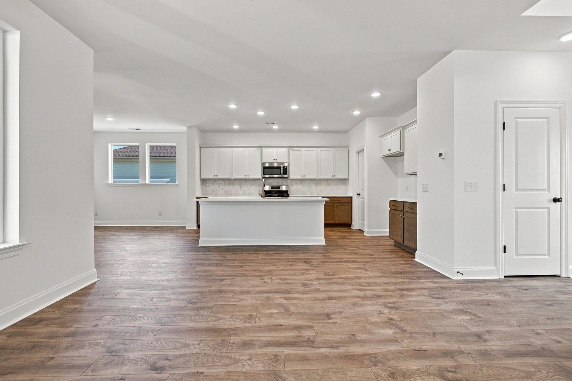 762 Caddy Xing, Columbia, TN 38401 Kitchen with coat closet on the right