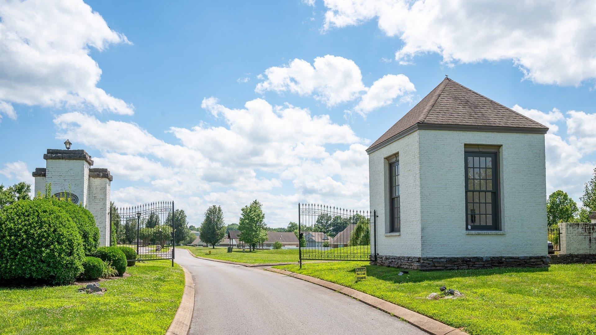 102 Ridgeview Drive, Shelbyville, TN 37160 Beautiful entrance to our community