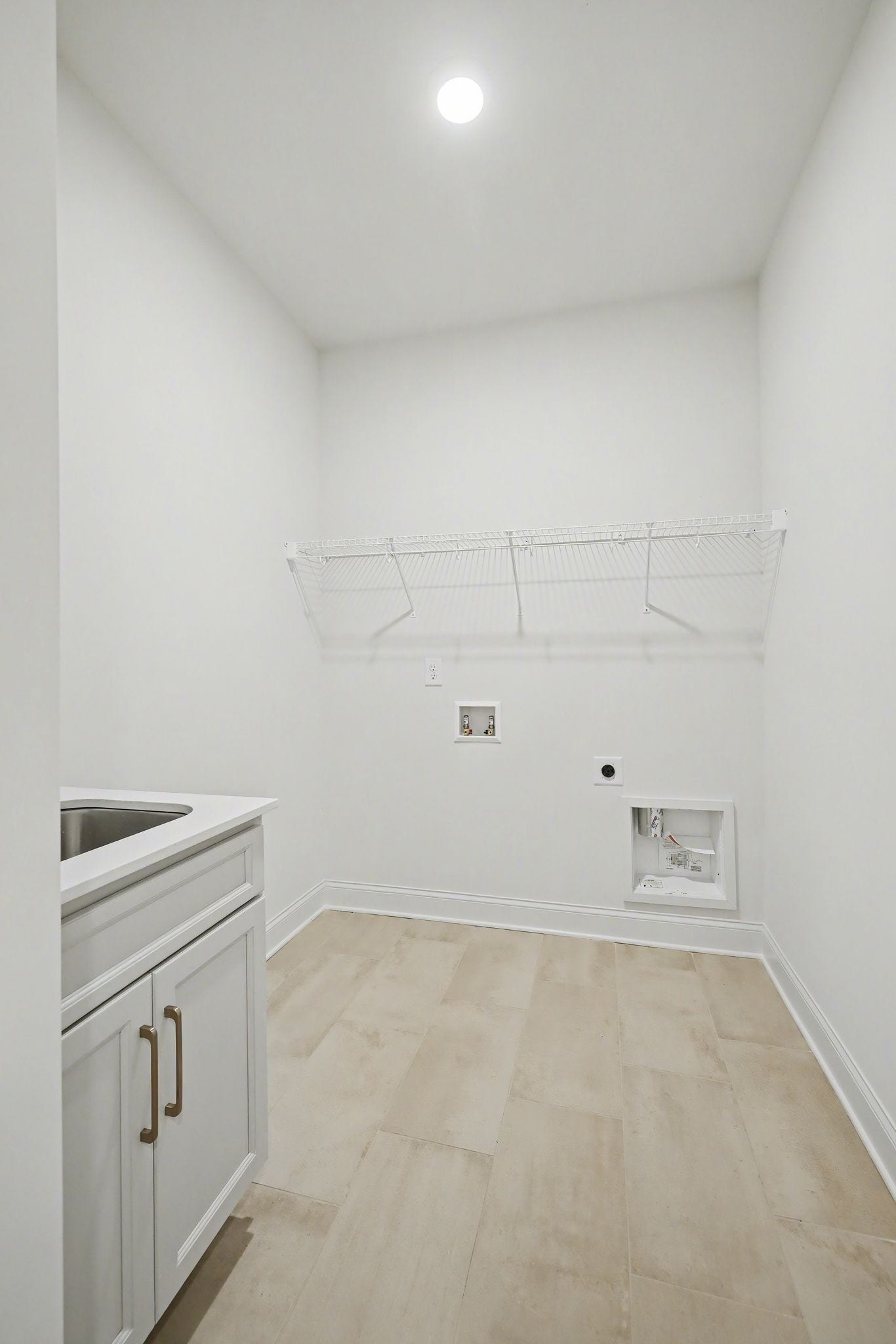 7404 Legends Way, Murfreesboro, TN 37129 Laundry room with utility sink