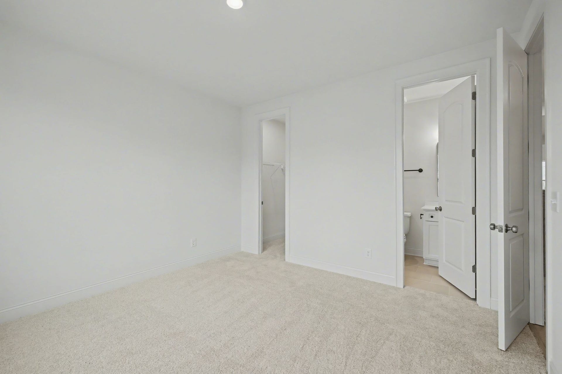 7404 Legends Way, Murfreesboro, TN 37129 ensuite bath in bedroom on main floor