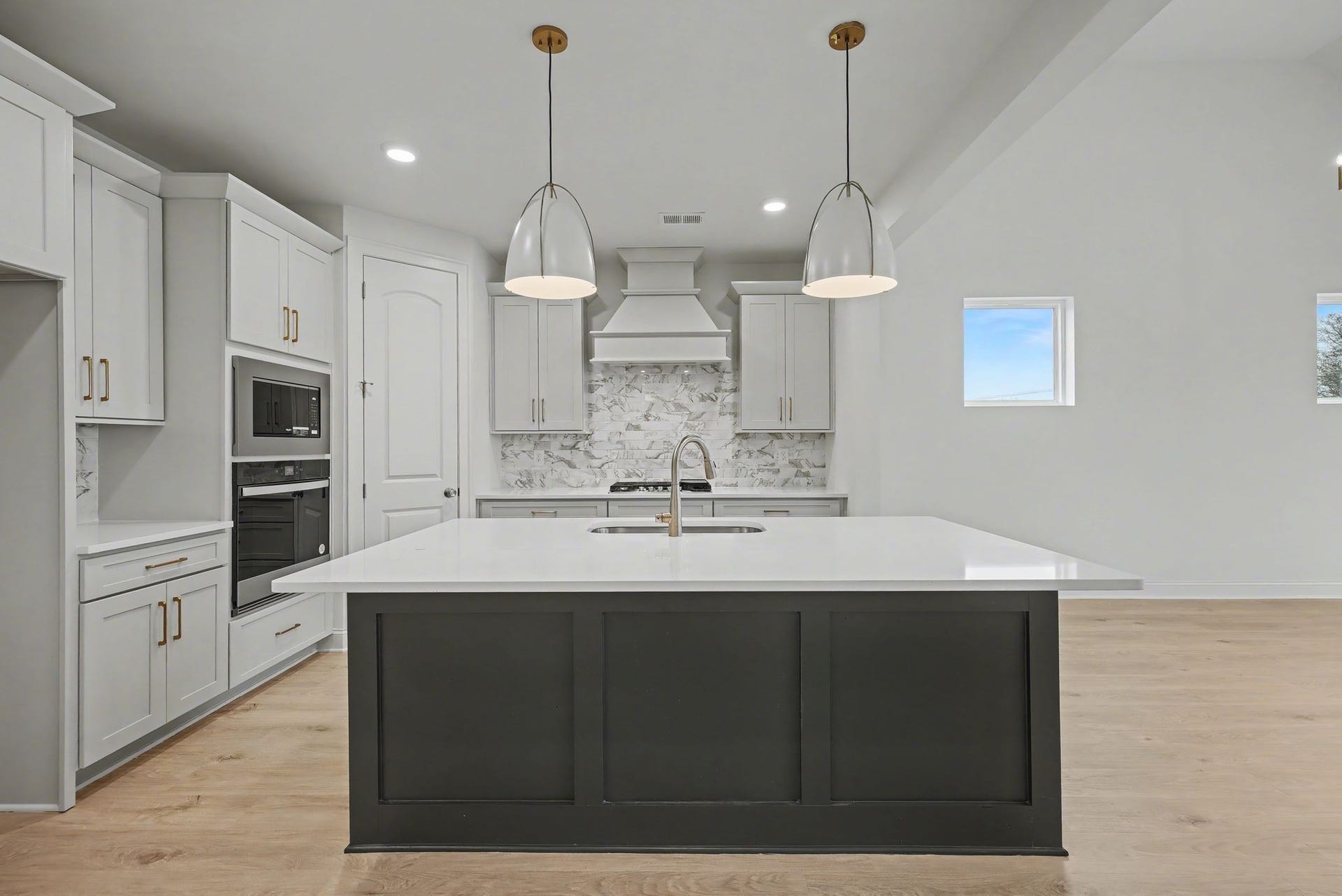 7404 Legends Way, Murfreesboro, TN 37129 42" soft close cabinet doors and drawers