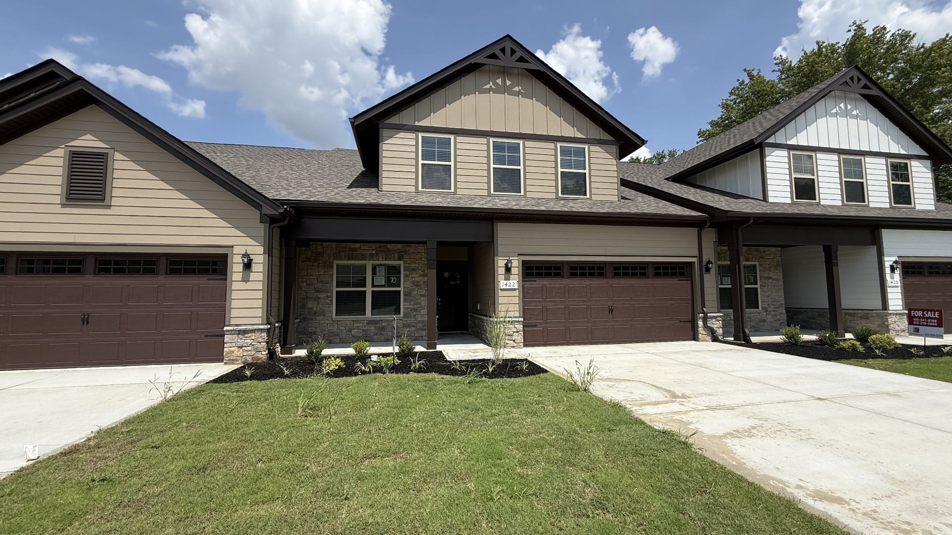 1422 Suzanne Drive, Murfreesboro, TN 37128 NEW End unit 3/3, 2 car, 2 bedrms down/2 bath, 1 bedrm/bath up, great rm/kitchen, covered front & back porch, patio/Blinds/stainless pkg/refrigerator/kitchen Tile backsplash/under cabinet lighting/Owners Tile shower/laminate/carpet/tile