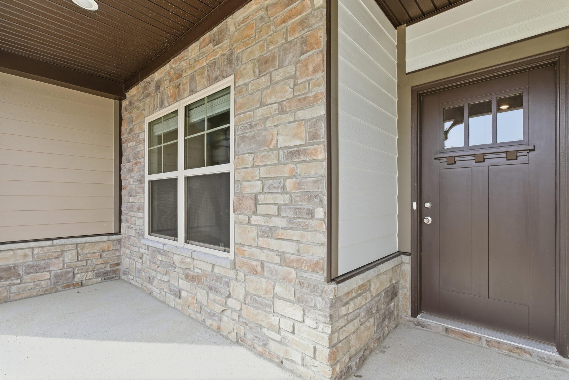 1422 Suzanne Drive, Murfreesboro, TN 37128 NEW middle unit 3/3, 2 car, 2 bedrms down/2 bath, 1 bedrm/bath up, great rm/kitchen, covered back porch, patio/Blinds/stainless pkg/refrigerator/kitchen Tile backsplash/under cabinet lighting/Owners Tile shower/laminate/carpet/tile & more!