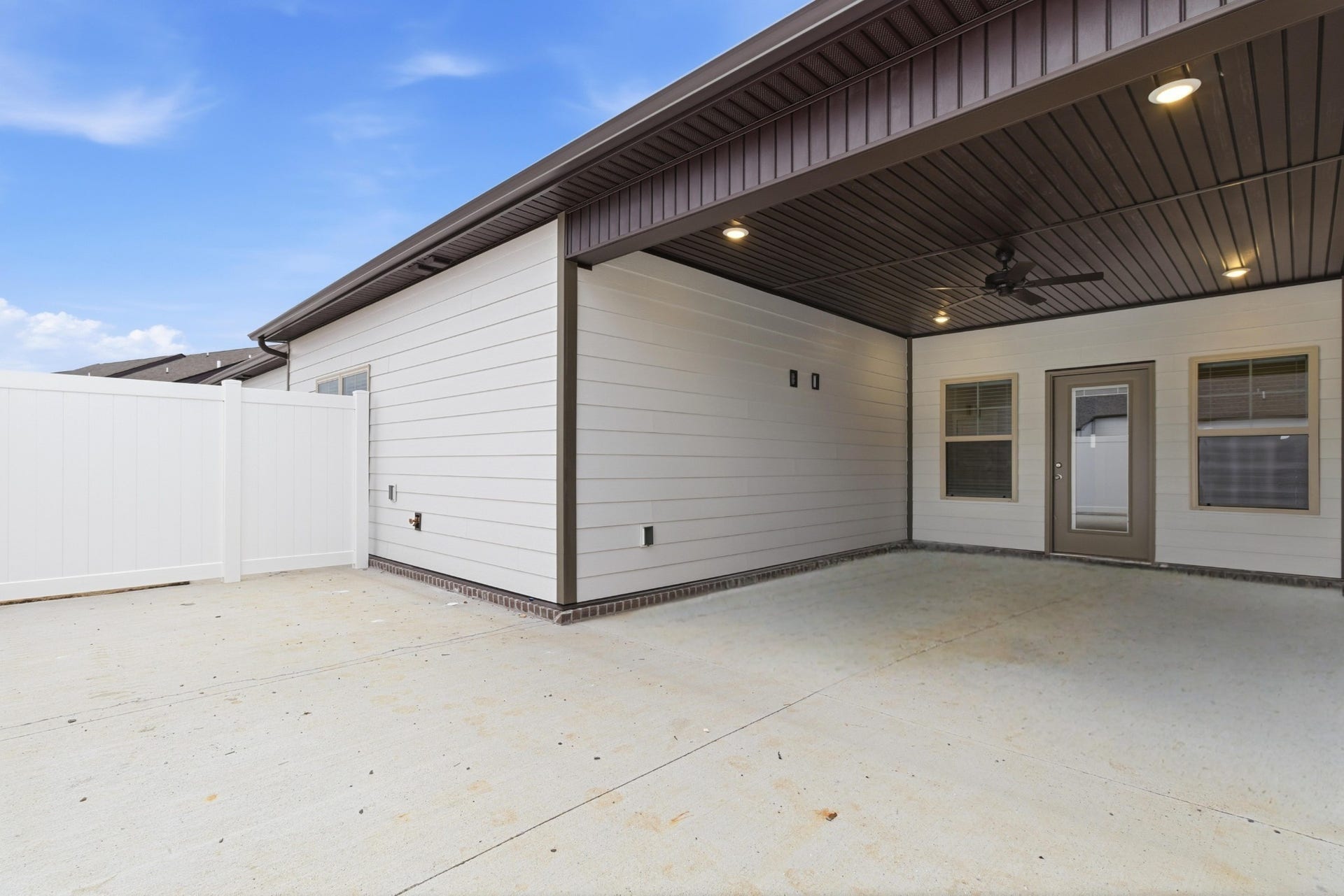 1438 Suzanne Drive, Murfreesboro, TN 37128 File photo NEW middle unit 3/3, 2 car, 2 bedrms down/2 bath, 1 bedrm/bath up, great rm/kitchen, covered back porch, patio/Blinds/stainless pkg/refrigerator/kitchen Tile backsplash/under cabinet lighting/Owners Tile shower/laminate/carpet/tile & more!