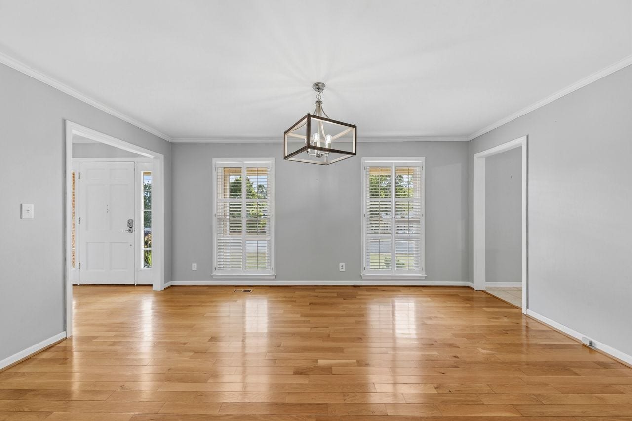 1408 Lyon St, Columbia, TN 38401 Beautiful DR with new light and large windows
