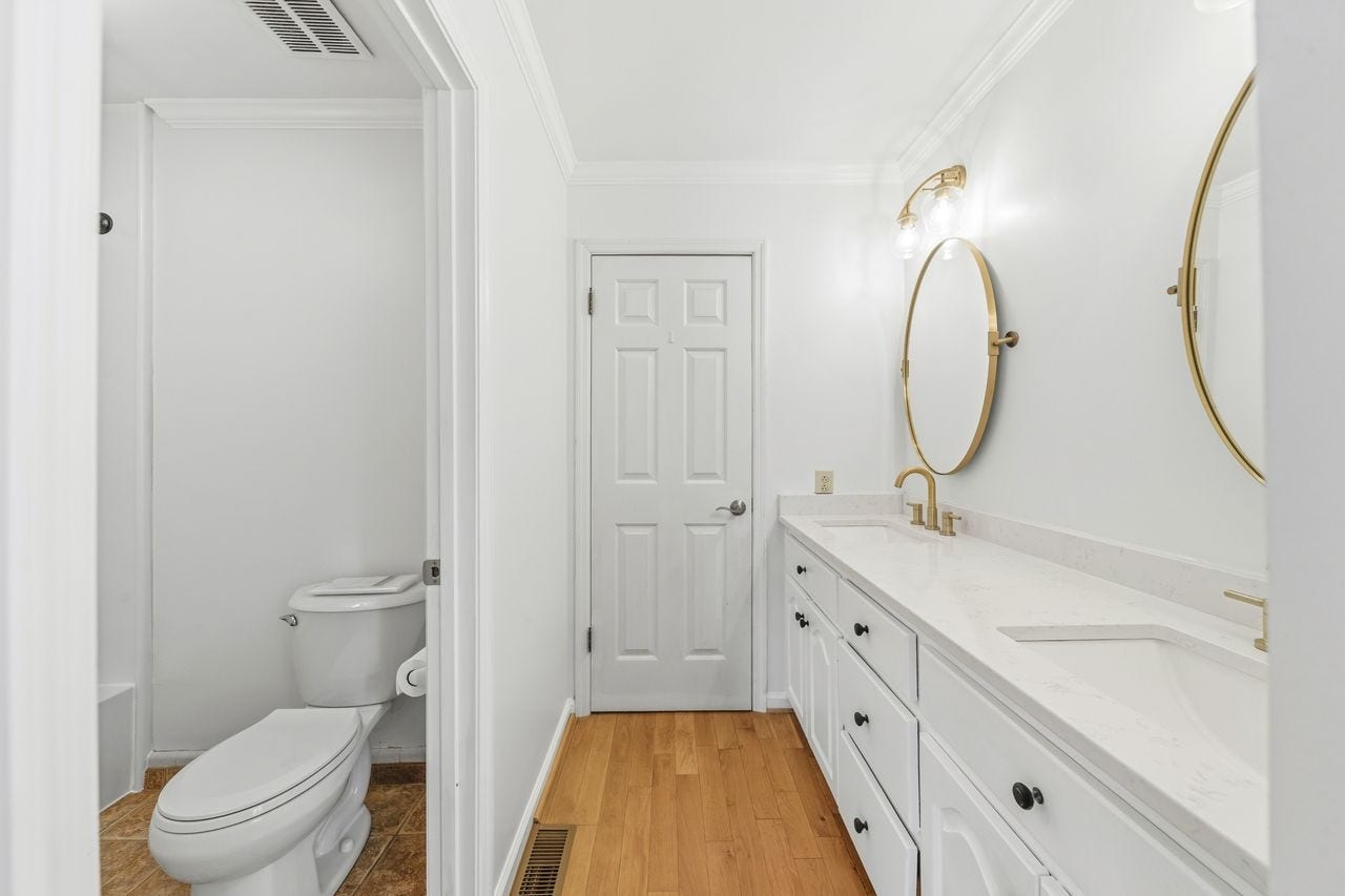 1408 Lyon St, Columbia, TN 38401 Master bath