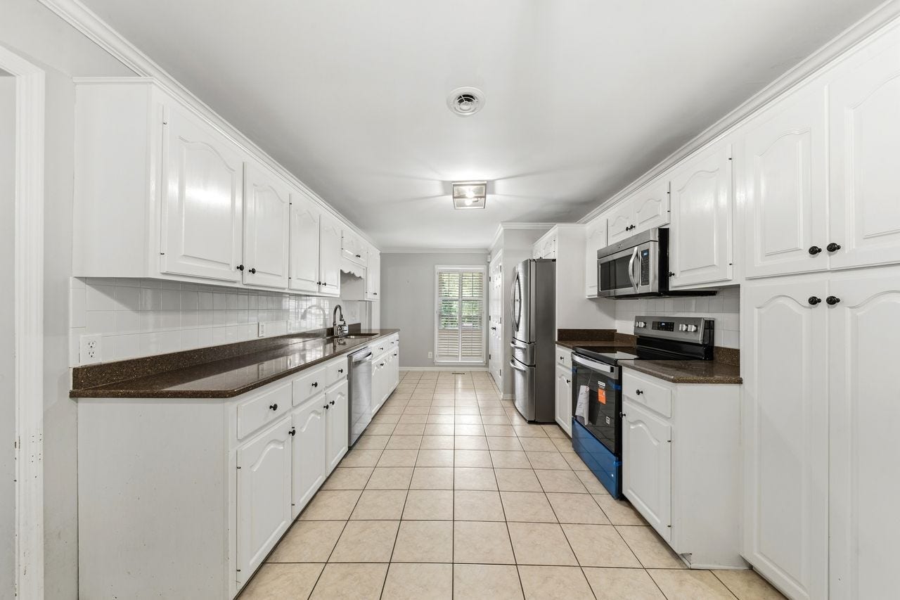 1408 Lyon St, Columbia, TN 38401 Large Kitchen