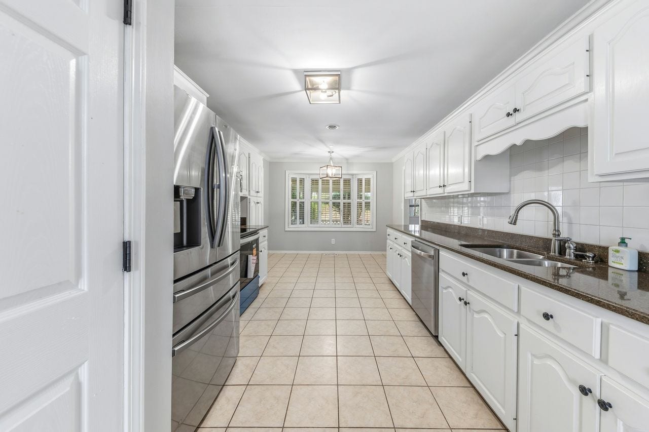 1408 Lyon St, Columbia, TN 38401 Kitchen with large eat in area with bay window