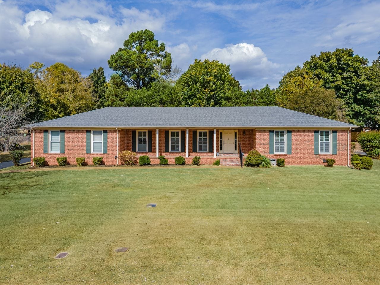 1408 Lyon St, Columbia, TN 38401 Beautiful Brick Ranch