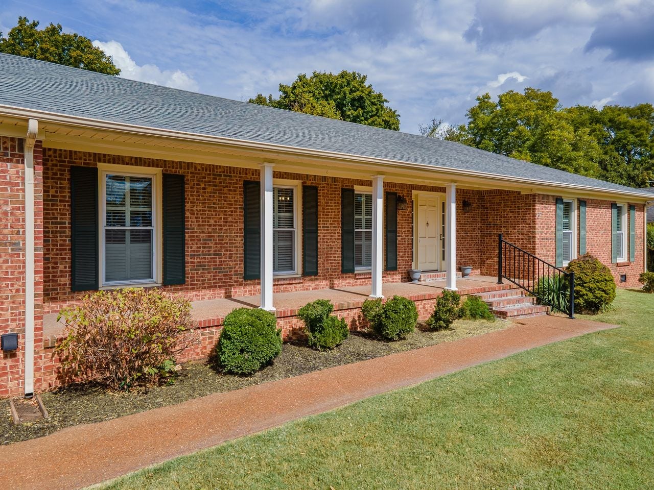 1408 Lyon St, Columbia, TN 38401 Big covered front porch