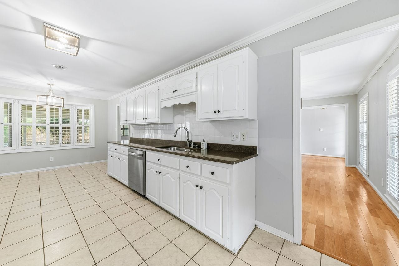 1408 Lyon St, Columbia, TN 38401 Pretty white cabinets