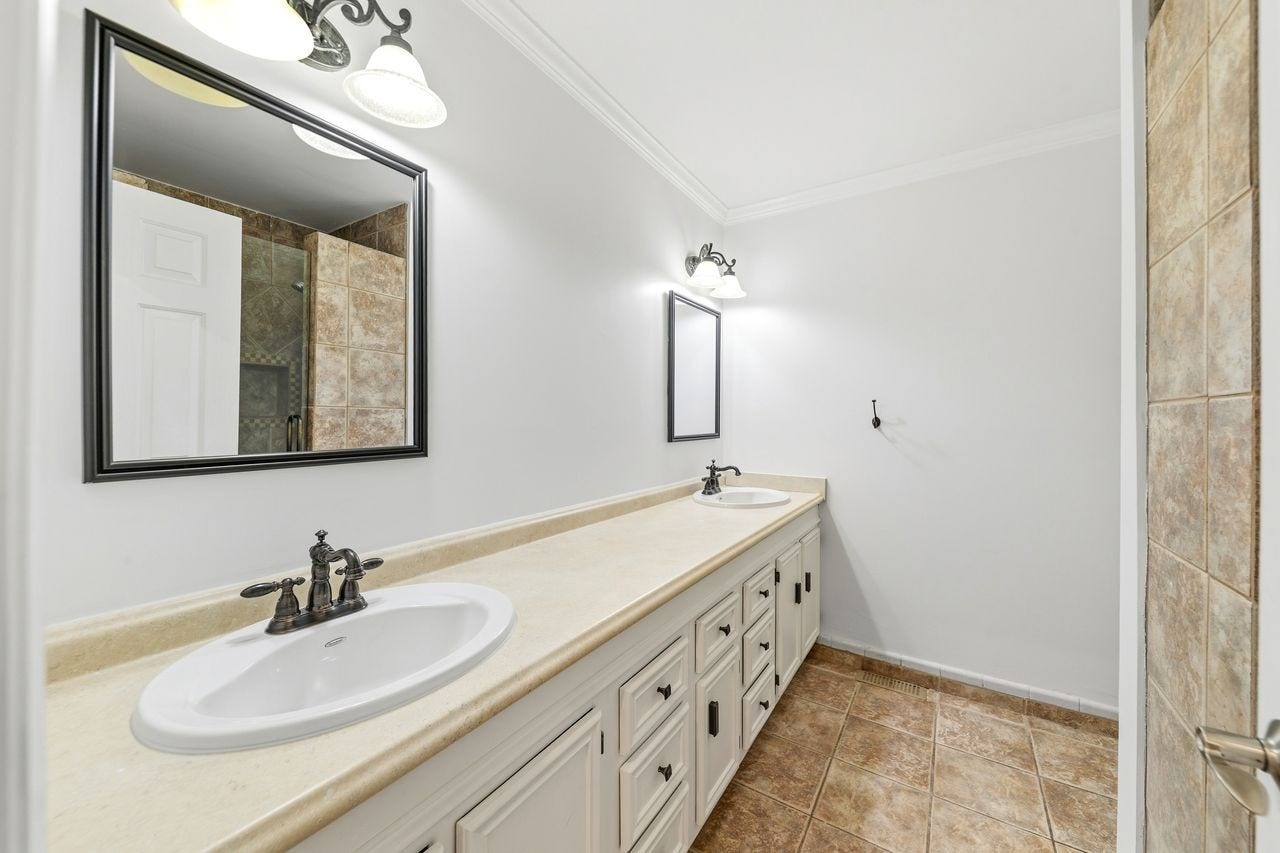 1408 Lyon St, Columbia, TN 38401 Hall bath with double sinks
