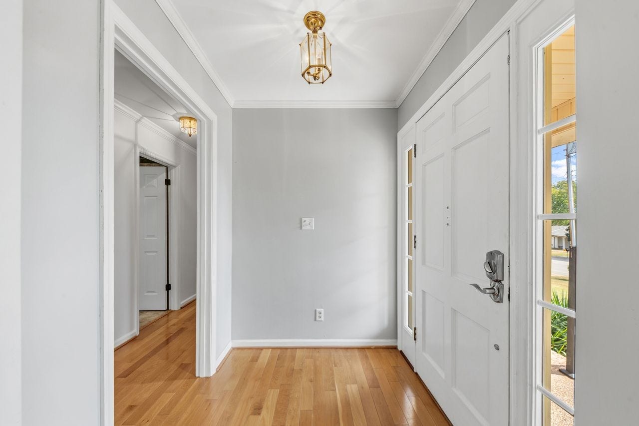 1408 Lyon St, Columbia, TN 38401 Large foyer welcomes you!