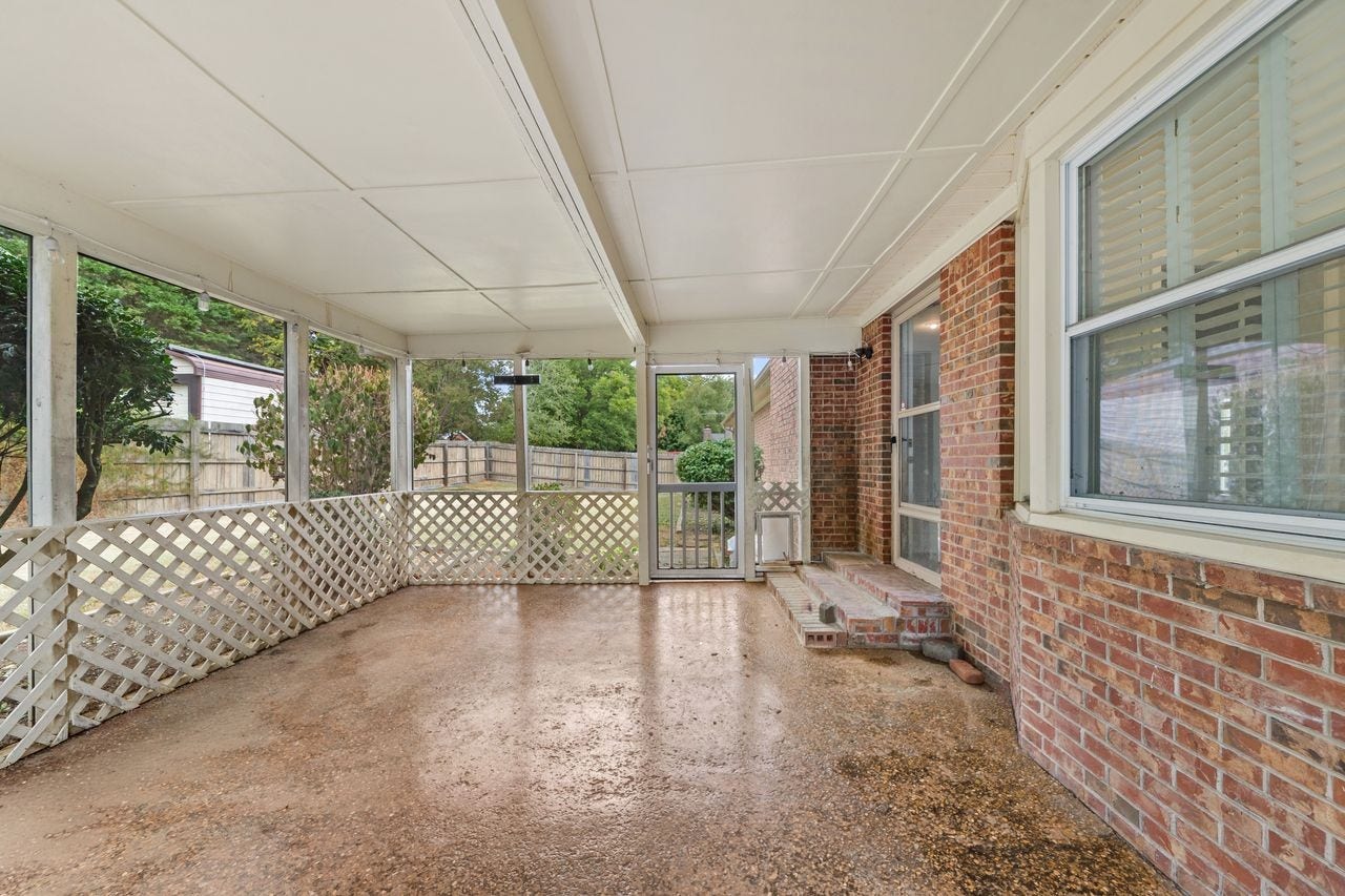 1408 Lyon St, Columbia, TN 38401 Screened porch off den