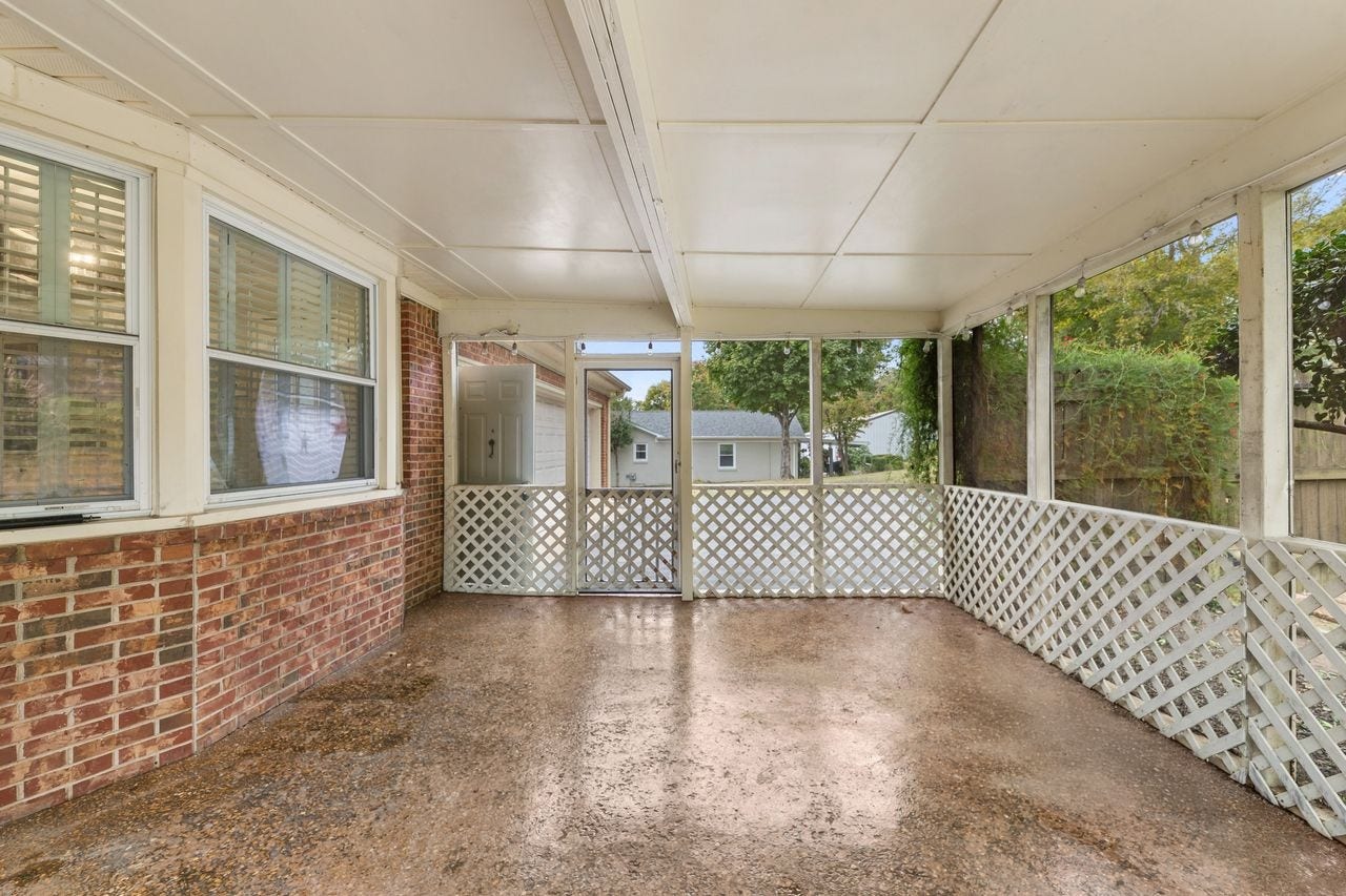 1408 Lyon St, Columbia, TN 38401 Relax on this screened porch
