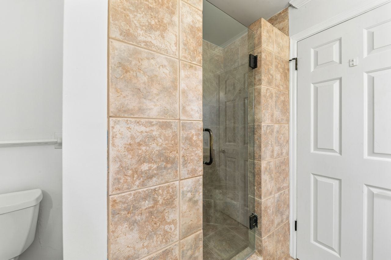 1408 Lyon St, Columbia, TN 38401 Large hall tile shower