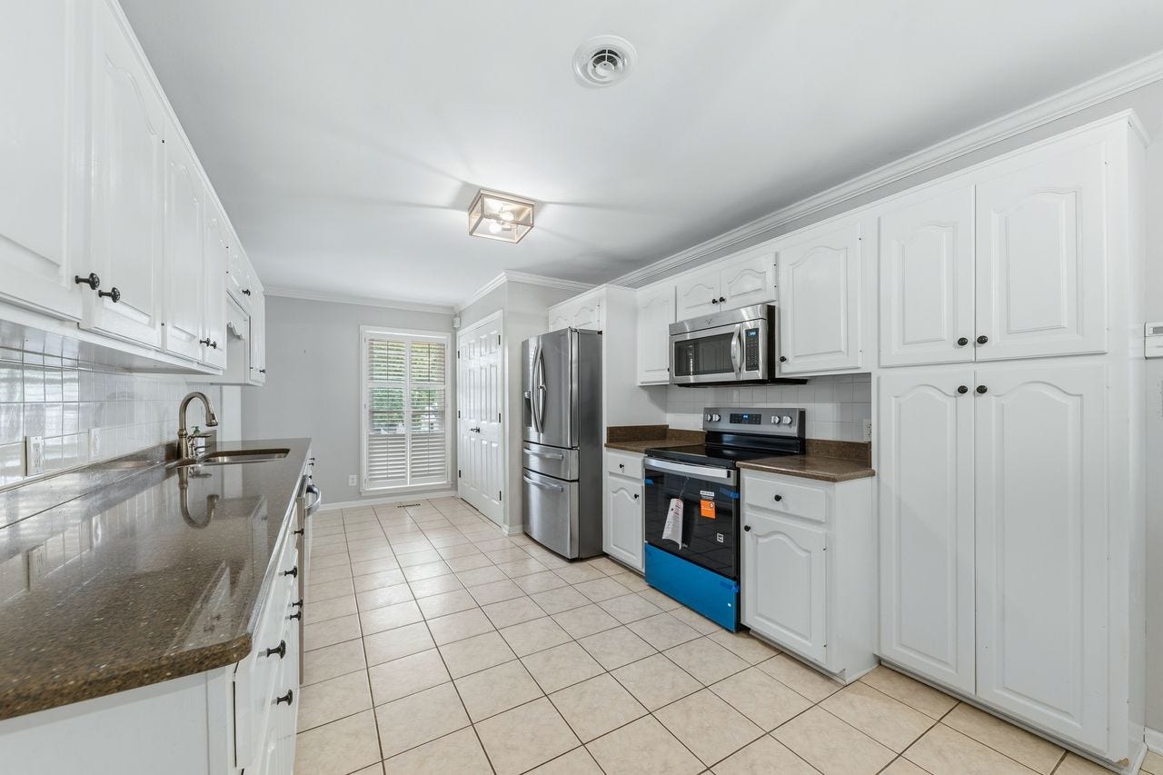 1408 Lyon St, Columbia, TN 38401 Updated kitchen with newer appliances