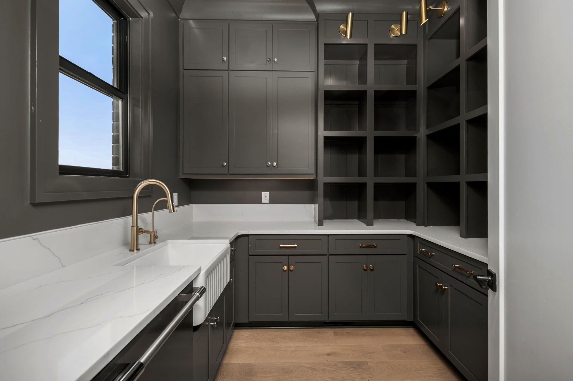 3364 Eslin Ct, Murfreesboro, TN 37130 Convenient scullery providing additional prep space and storage
