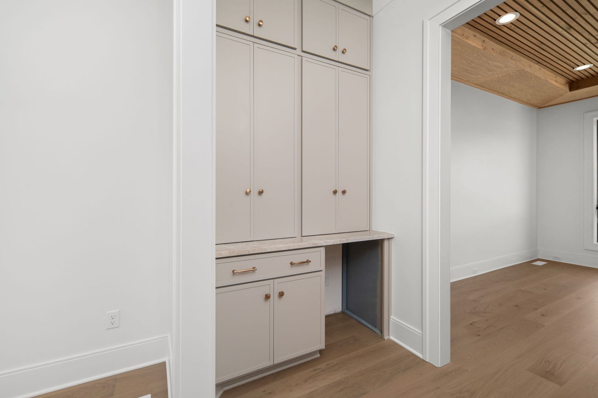 3364 Eslin Ct, Murfreesboro, TN 37130 Butlers Pantry