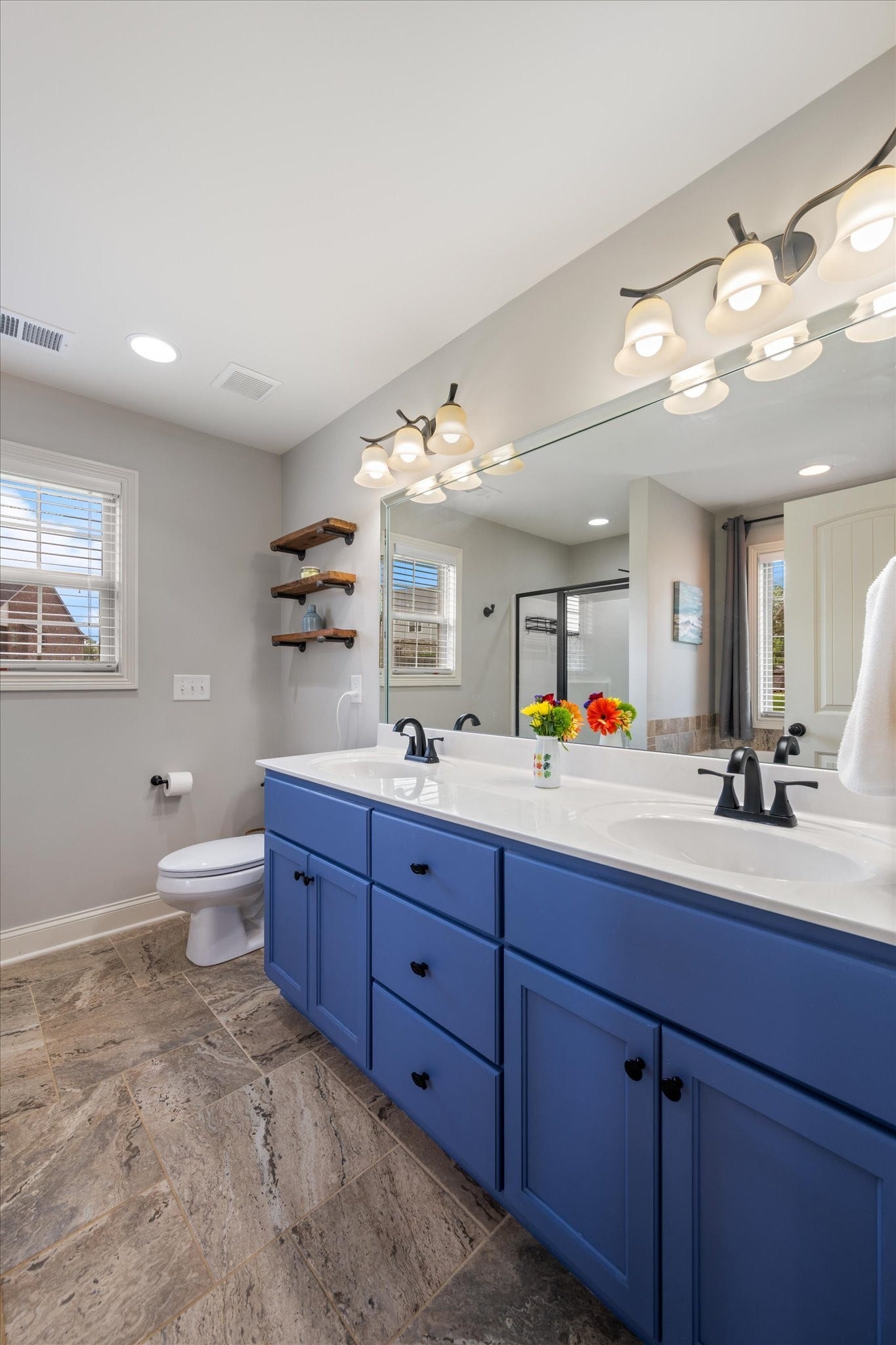831 Manner Ln, Lebanon, TN 37087 primary bath suite