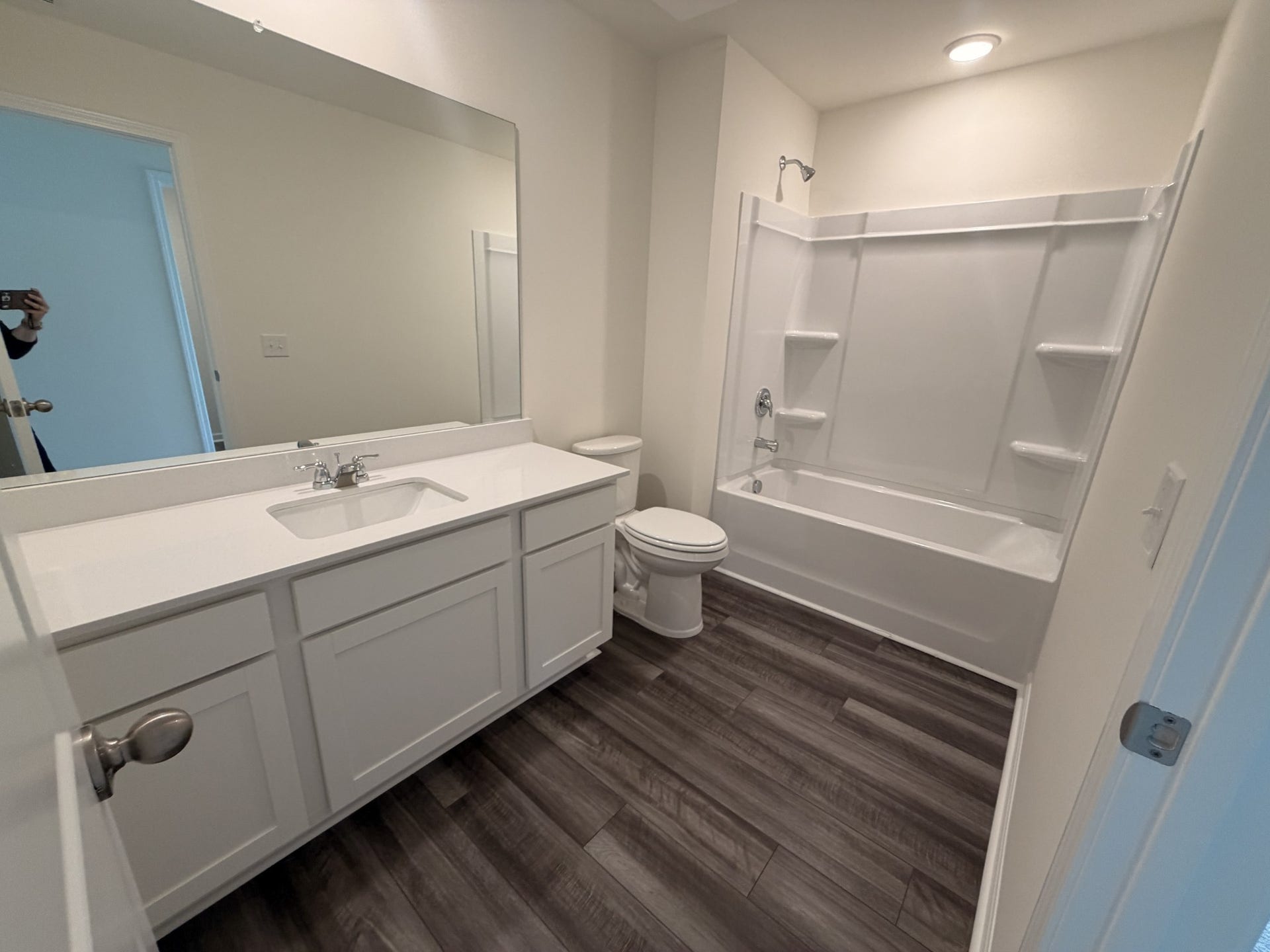 3518 Fellowship Rd, Columbia, TN 38401 Full guest bath