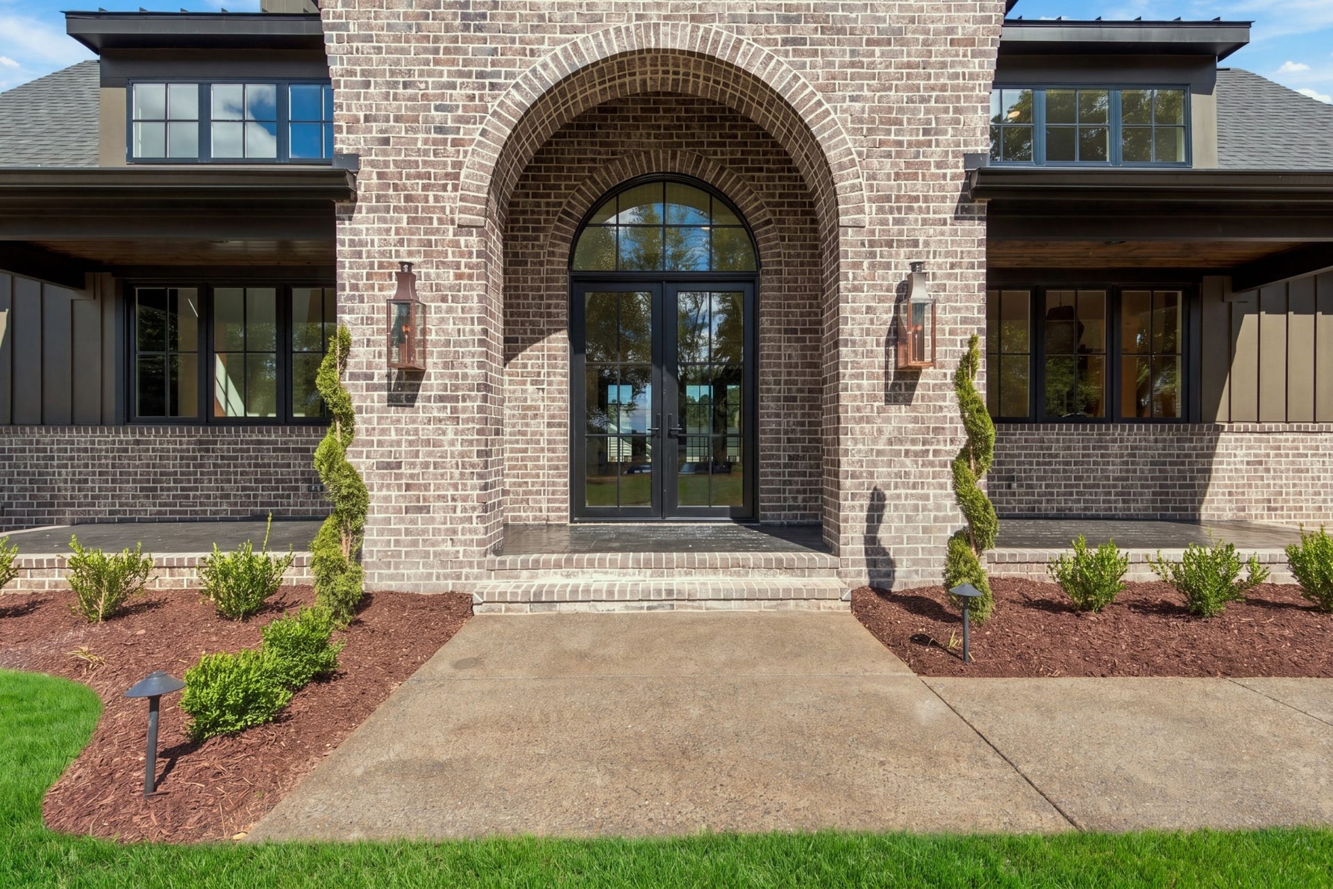 1001 Wright Branch Ct, Mount Juliet, TN 37122 A welcoming front entrace that gives you a glimpse of the style & finishes carried throughout the home.