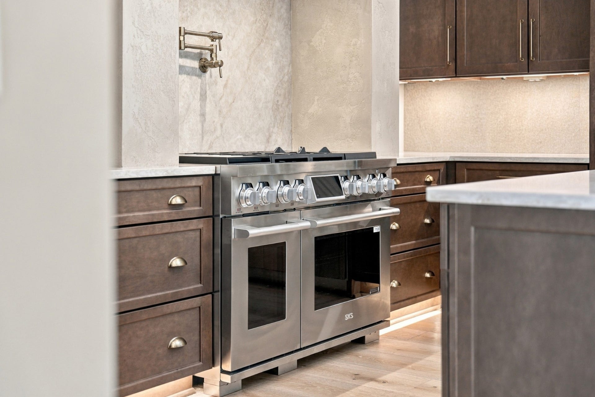 1001 Wright Branch Ct, Mount Juliet, TN 37122 The SKS Range features a double oven, four burner gas eyes, induction cooktop and a sous vide